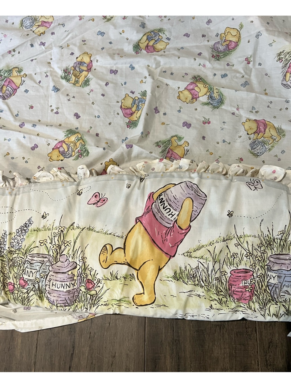 Vintage 1997 beige pink Disney Winnie The Pooh baby crib sheet & ruffled bumper - Picture 4 of 10